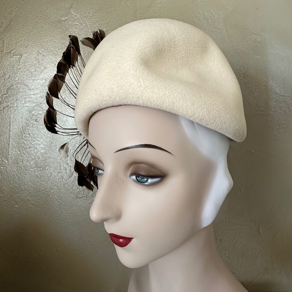 SUPERB DESIGNER OFF WHITE FELT HAT WITH "BIRD" MADE OF SMALL FEATHERS & QUILLS - Picture 3 of 11